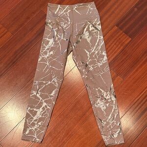Beyond Yoga mauve with silver Camouflage Leggings